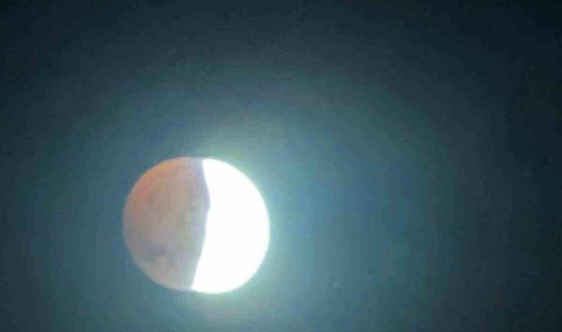 Adıyaman merkez ve ilçelerinde “Kanlı Ay” tutulması görüntülendi. “Kanlı Ay”