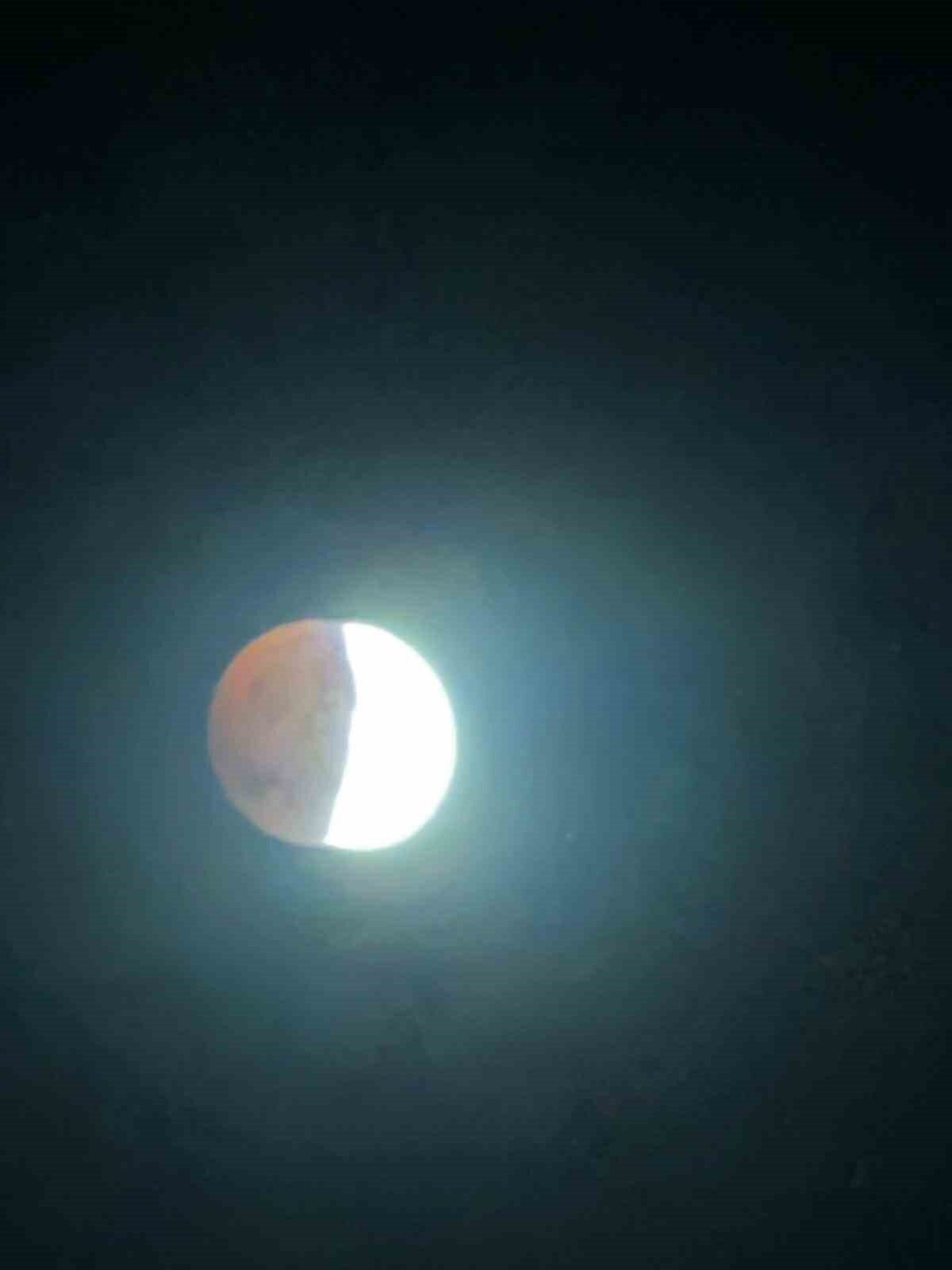 Adıyaman merkez ve ilçelerinde “Kanlı Ay” tutulması görüntülendi. “Kanlı Ay”