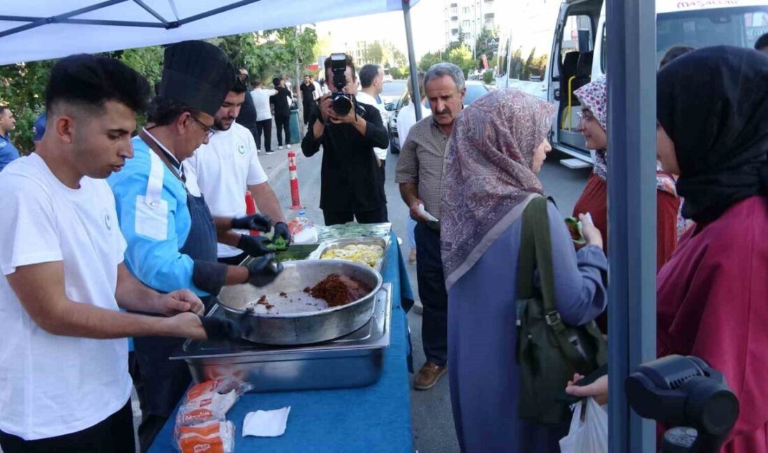 Adıyaman Üniversitesi’nde 2025-2026 akademik yılı başlarken, öğrenciler çiğ köfte ikramıyla