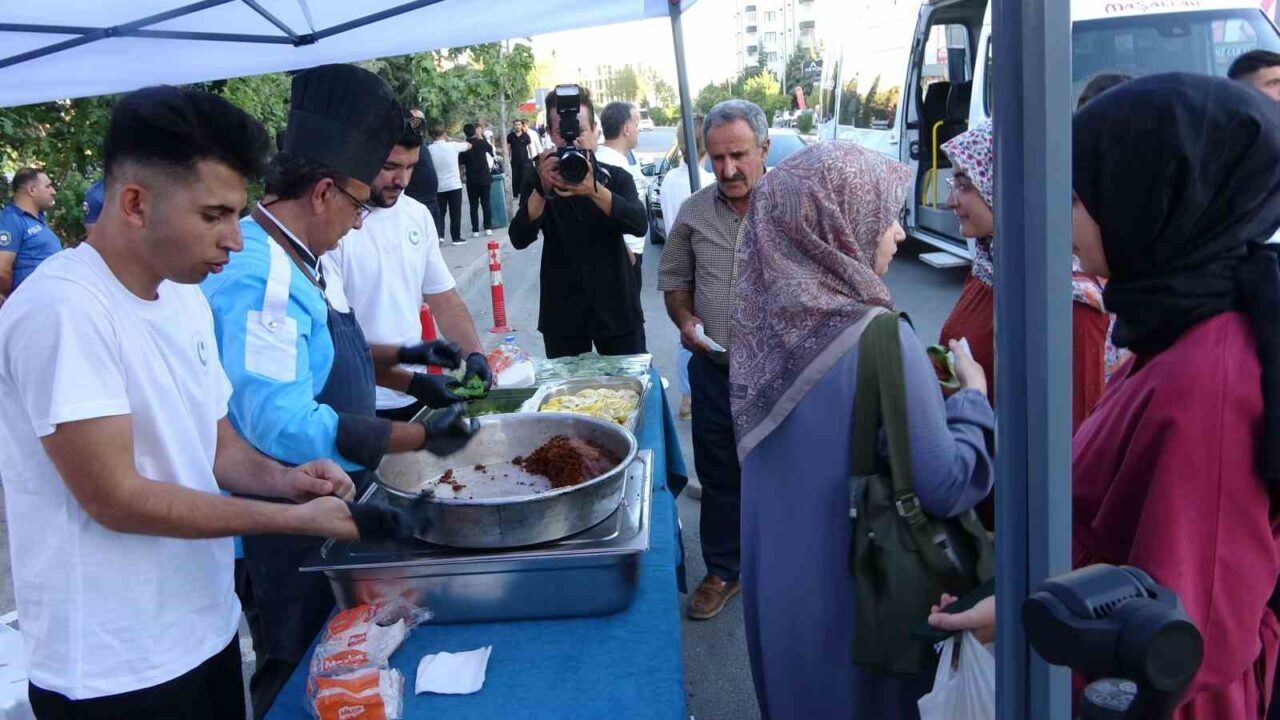 Adıyaman Üniversitesi’nde 2025-2026 akademik yılı başlarken, öğrenciler çiğ köfte ikramıyla