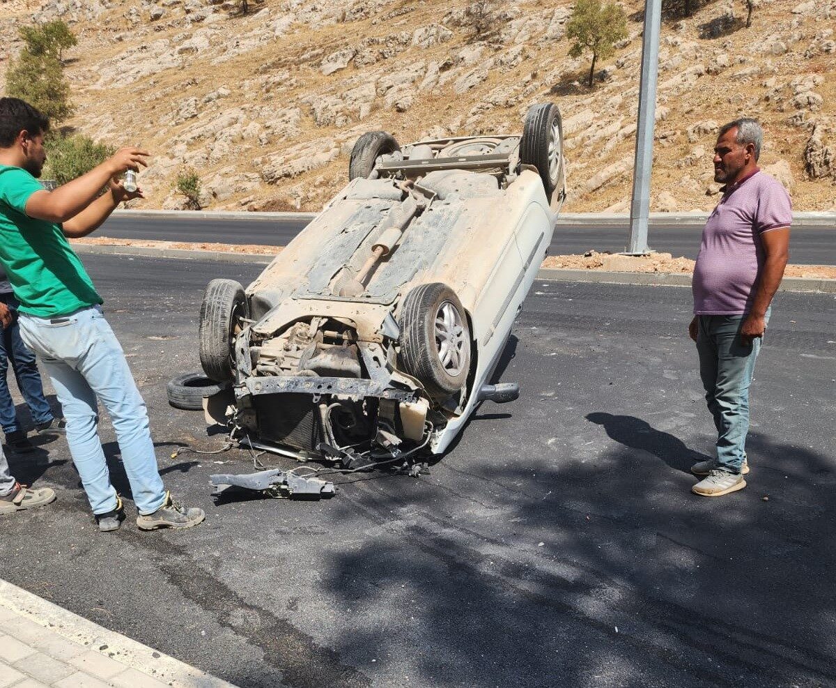 Adıyaman’da, sürücüsünün direksiyon hakimiyetini kaybettiği kazada otomobil takla atarak ters