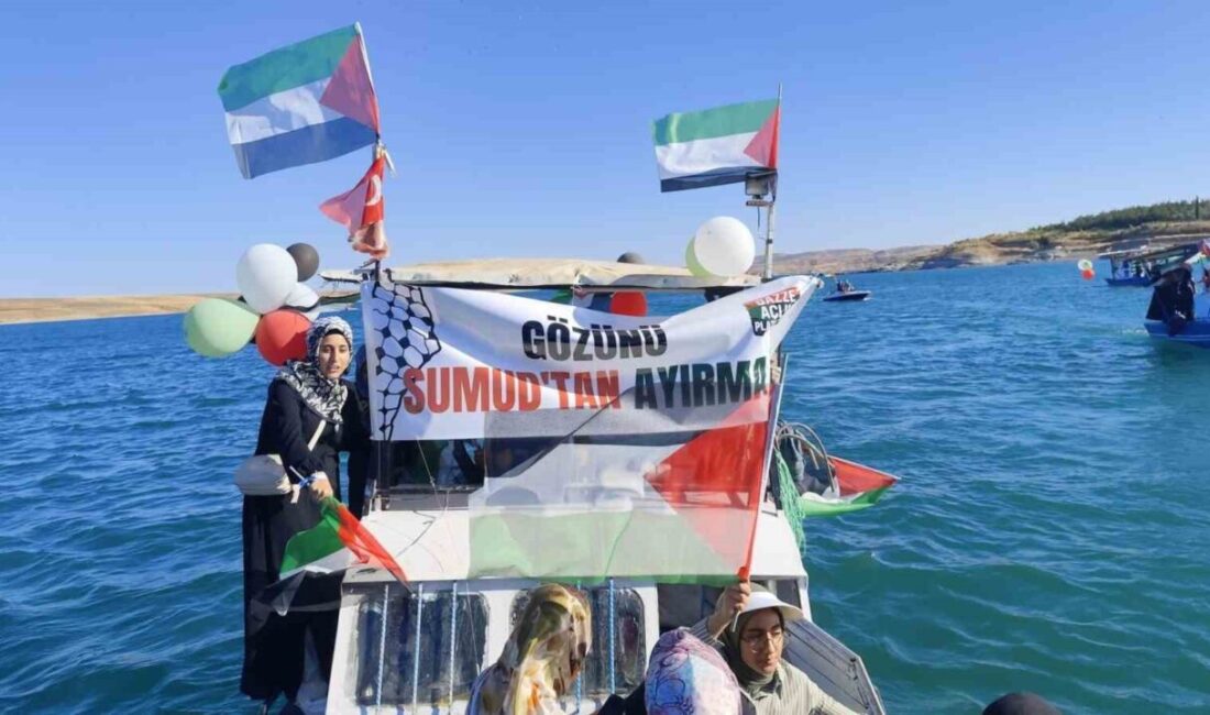 Adıyaman’ın Kahta ilçesinde, Küresel Sumud Filosu’na destek için Atatürk Barajı’nda
