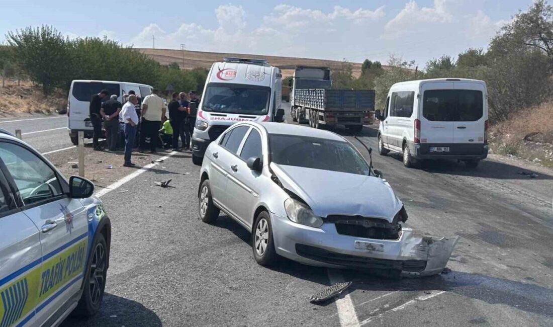 Adıyaman’da, U dönüşü yapmak isteyen bir otomobile iki aracın çarpması