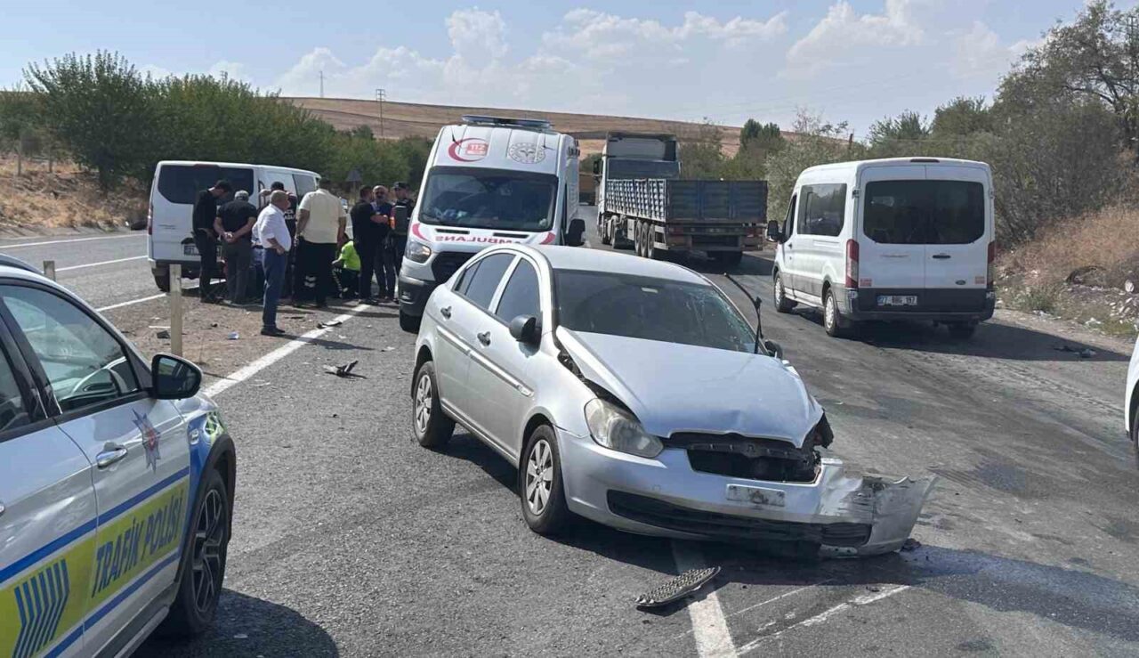 Adıyaman’da, U dönüşü yapmak isteyen bir otomobile iki aracın çarpması