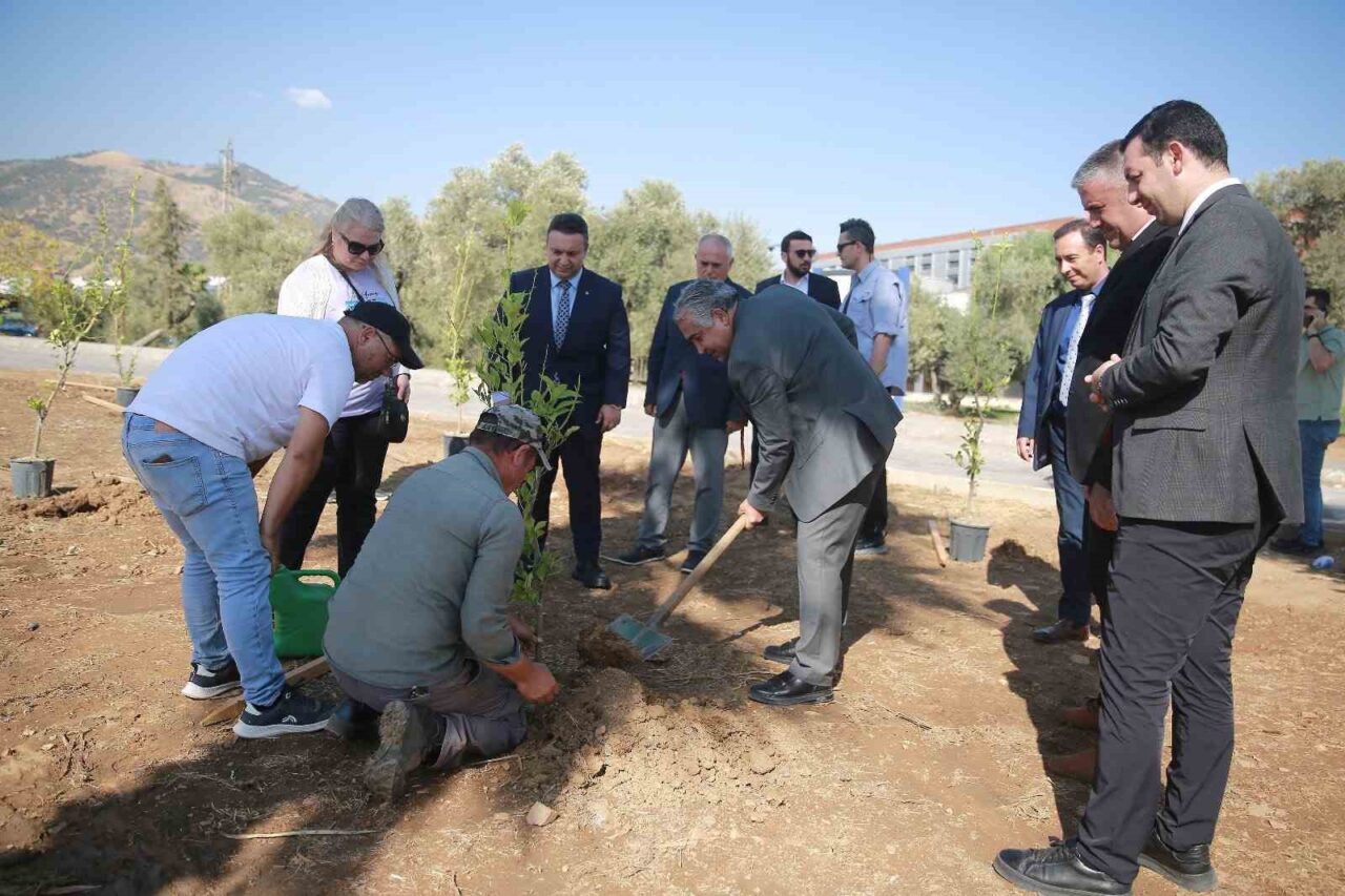Aydın Adnan Menderes Üniversitesi’nde (ADÜ) “Yeşil Kampüs” çalışmaları kapsamında limon