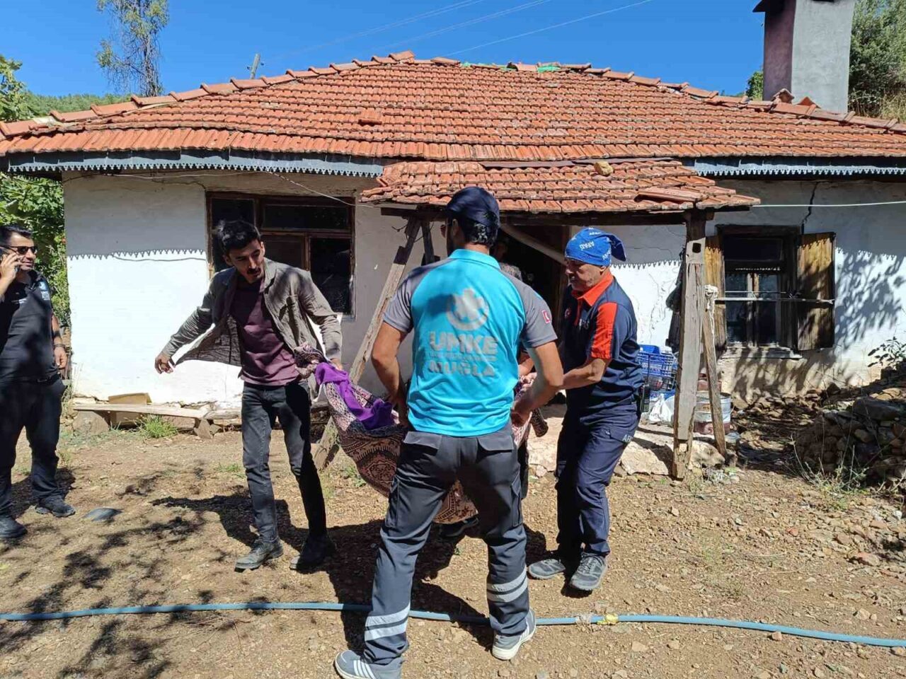 Muğla’nın Köyceğiz ilçesinde gece saatlerinde başlayan ve rüzgarın da etkisi
