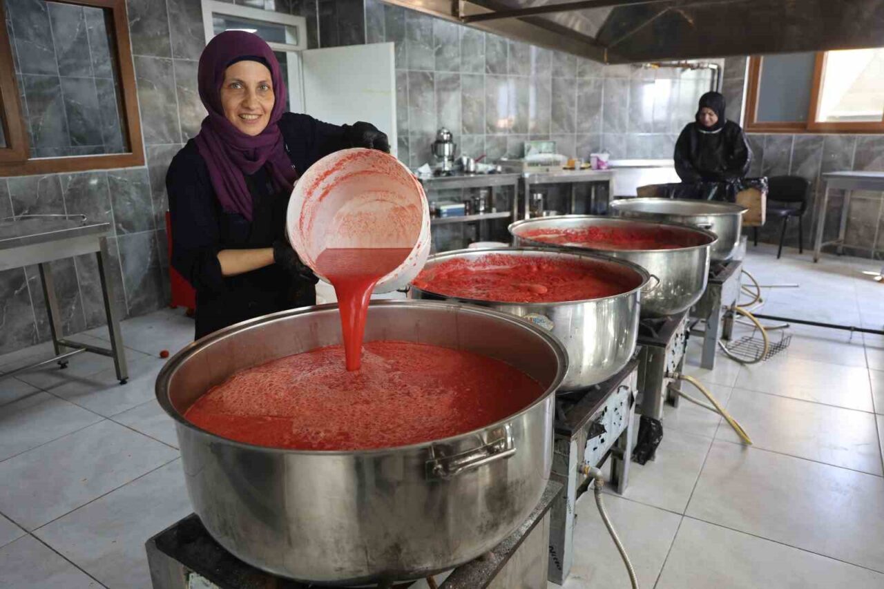 Hatay’ın Altınözü ilçesinde afetzede kadınlar kış aylarının vazgeçilmezi domates salçasının