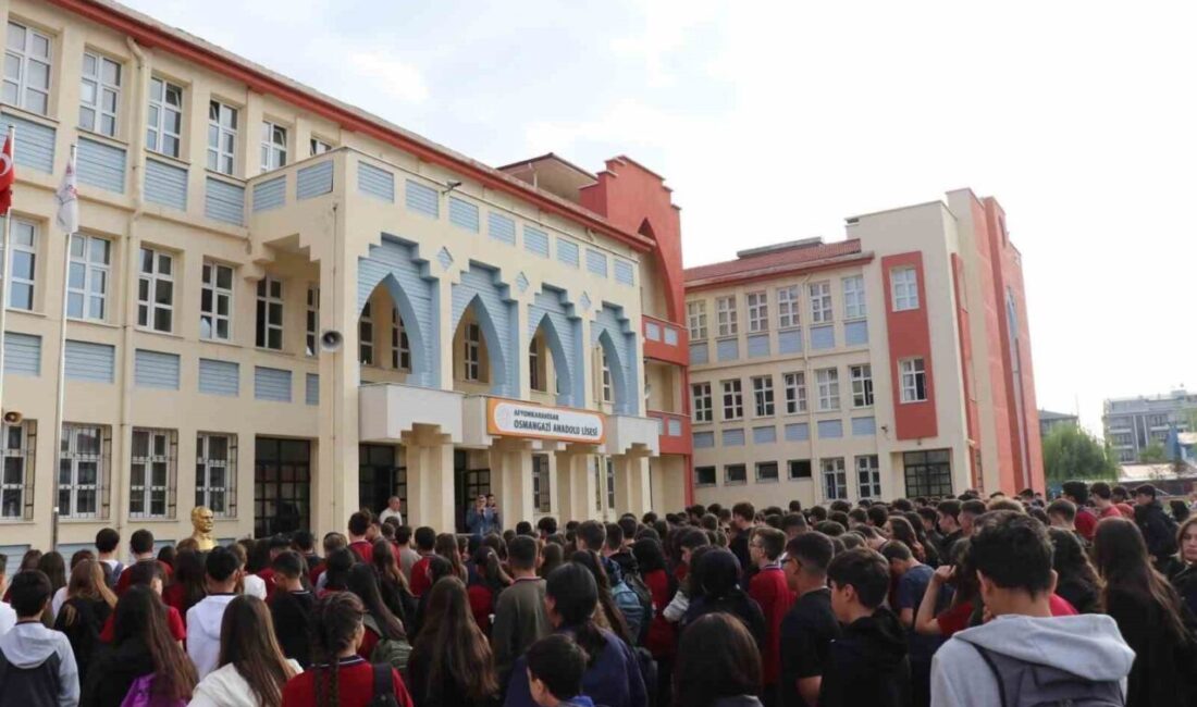 Yurt geneli ile birlikte Afyonkarahisar’da yeni ders zilinin çalması ile