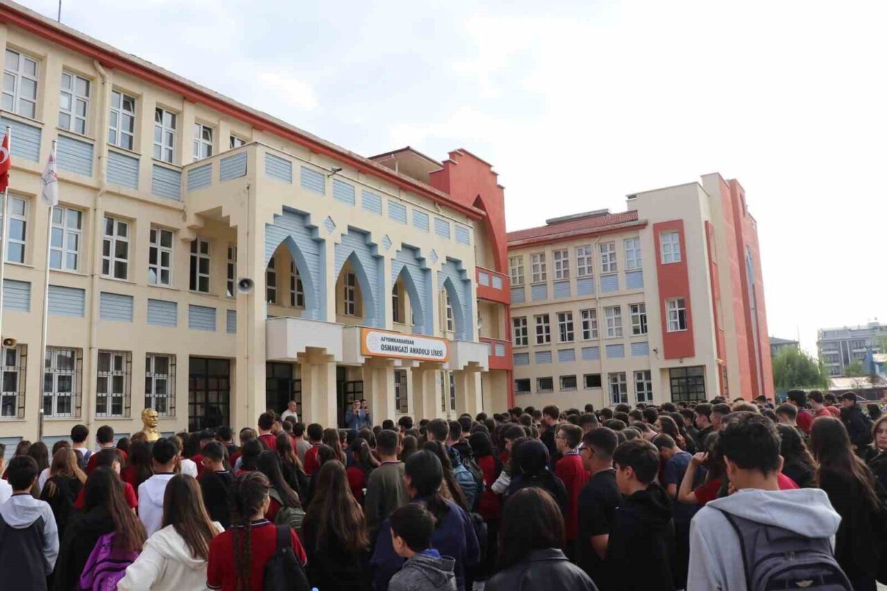 Yurt geneli ile birlikte Afyonkarahisar’da yeni ders zilinin çalması ile
