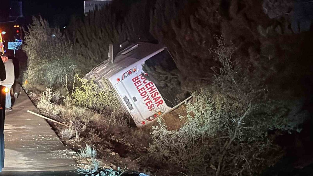 Afyonkarahisar’da şehir içi yolcu taşımacılığı yapan midibüsün yol kenarındaki ağaçlık