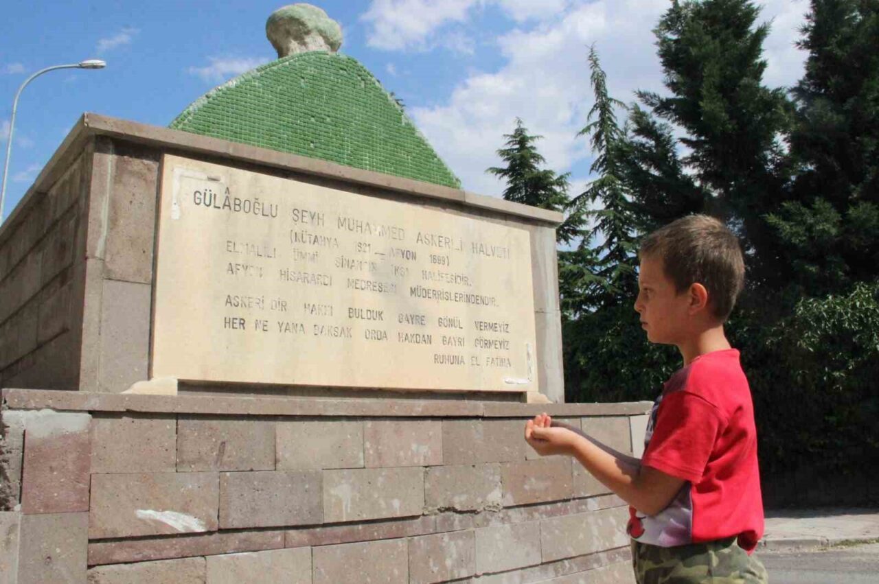 Afyonkarahisar’da 63 yılı aşkındır yol ortasında duran ‘Askeri Baba’ isimli