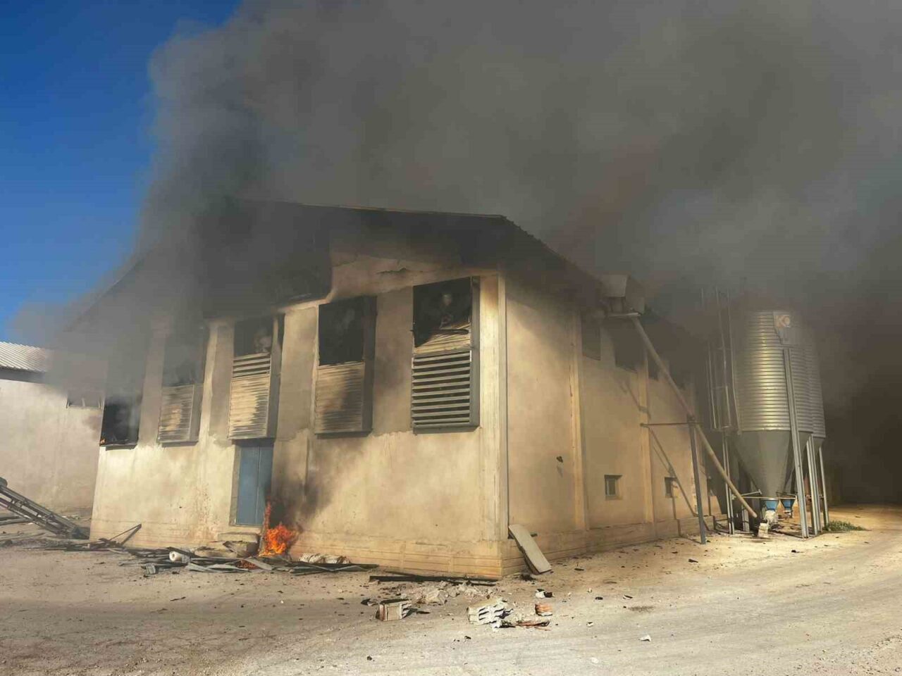 Afyonkarahisar’ın Başmakçı ilçesinde tavuk çiftliğinde çıkan yangında çok sayıda tavuk