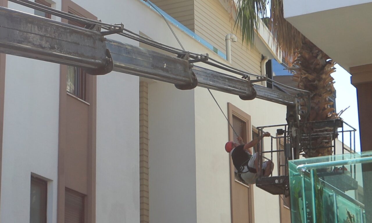 Antalya’da ağaç budaması için kiralanan ve hidroliği boşalan vinç yan