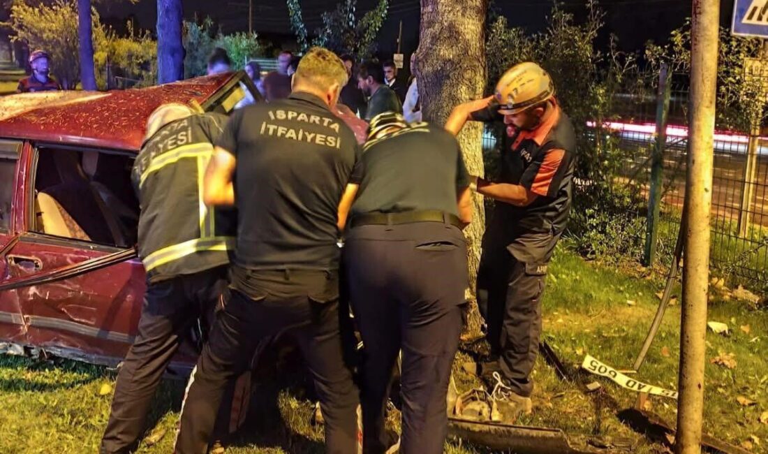 Isparta’da kontrolden çıkan Tofaş otomobil refüjdeki ağaca çarptı. Kazada sürücü