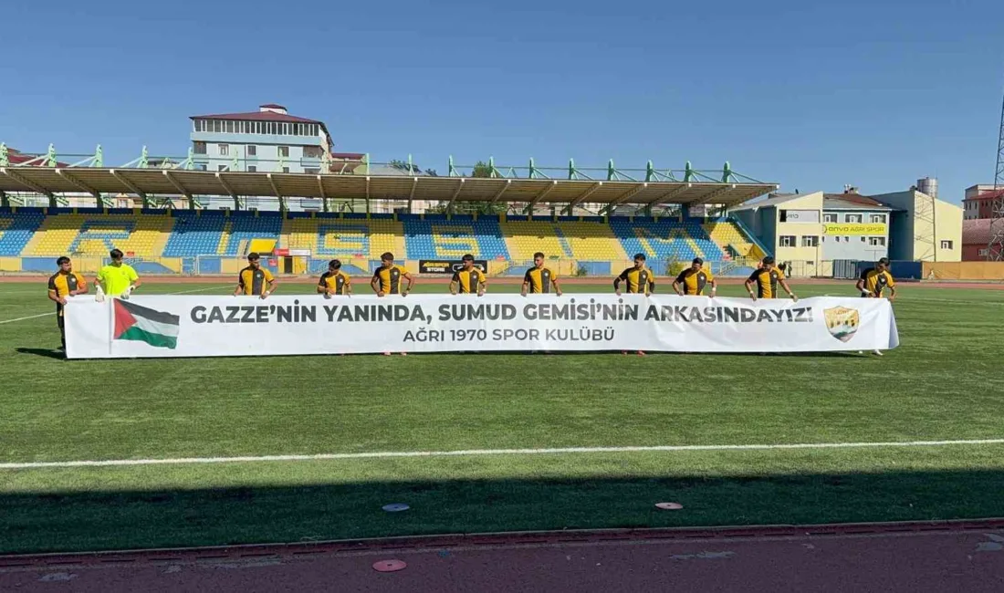 Maç öncesi sahaya çıkan Ağrı 1970 Spor oyuncuları, “Gazze’nin Yanında,