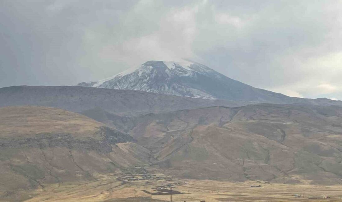 Sıcak havanın etkisini kaybettiği Iğdır’da yağmur etkili olurken, Ağrı Dağı’nın