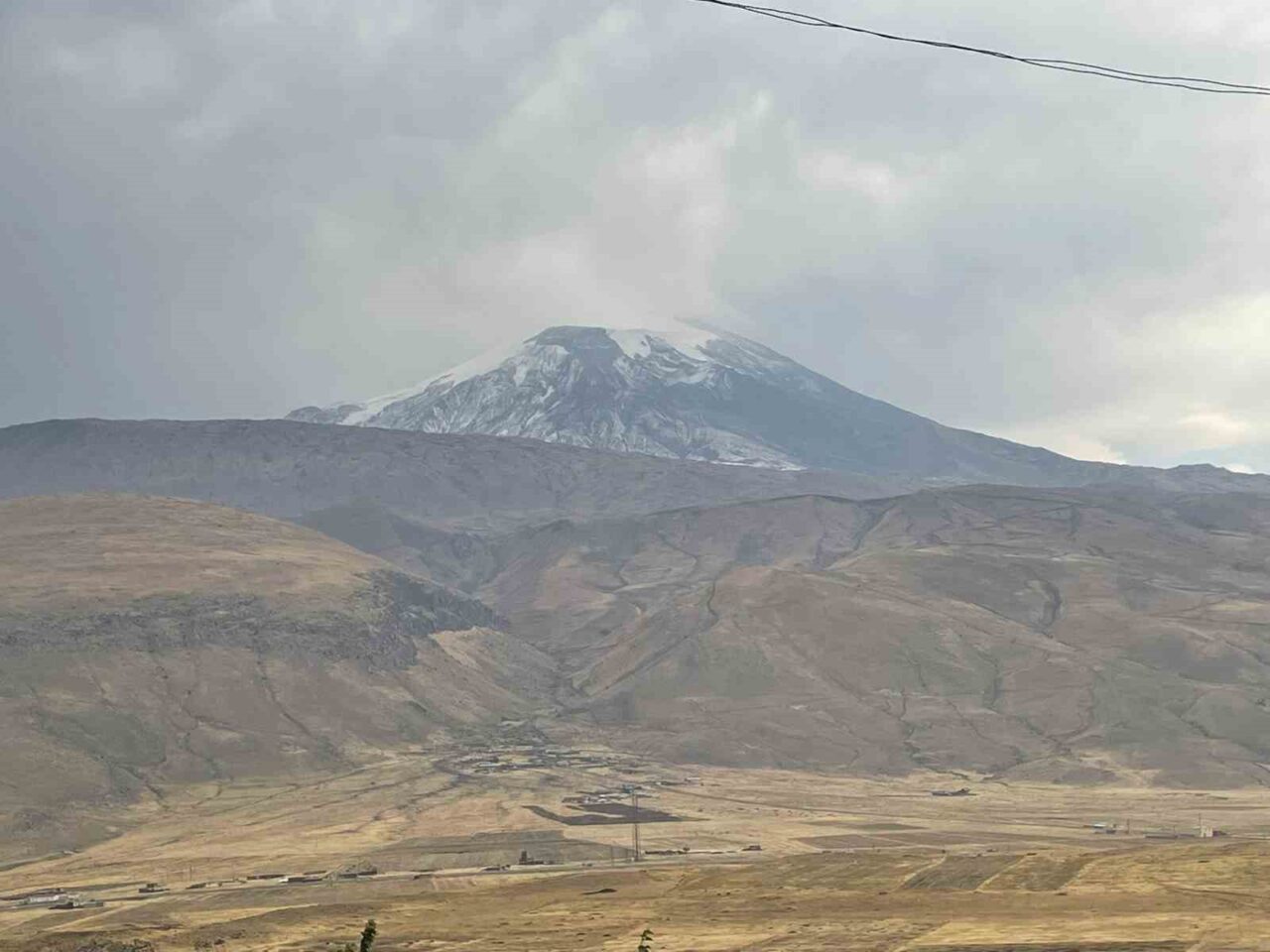 Sıcak havanın etkisini kaybettiği Iğdır’da yağmur etkili olurken, Ağrı Dağı’nın