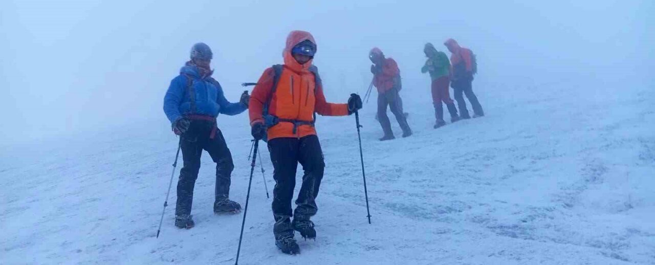Ağrı Dağı’nda etkili olan kar yağışı ve fırtına, zirve tırmanışı