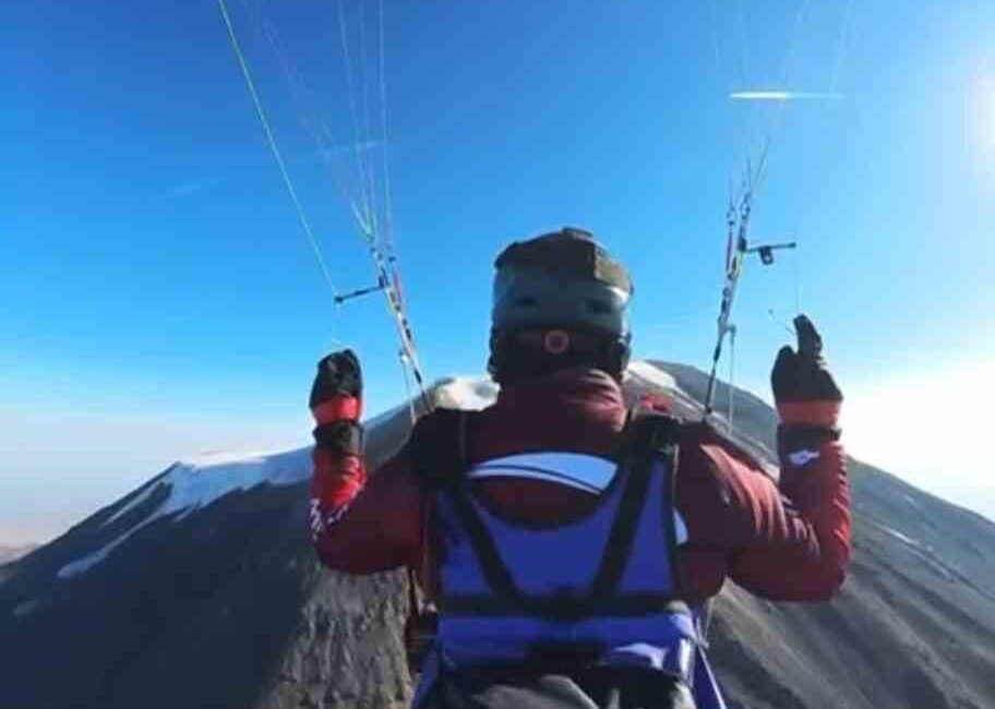 30 Ağustos Zafer Bayramı etkinlikleri kapsamında Ağrı’da buluşan paramotor pilotları,