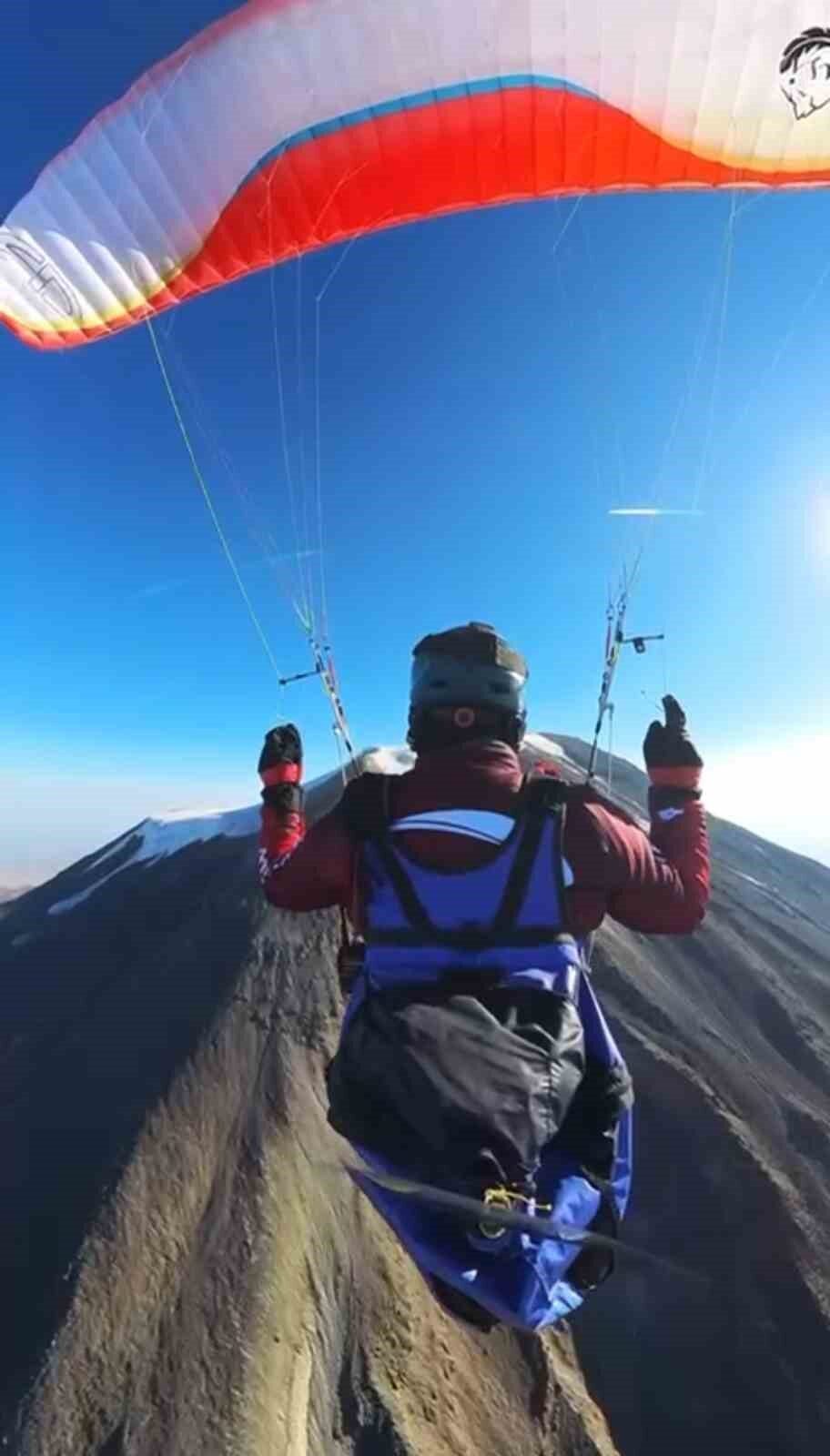 30 Ağustos Zafer Bayramı etkinlikleri kapsamında Ağrı’da buluşan paramotor pilotları,