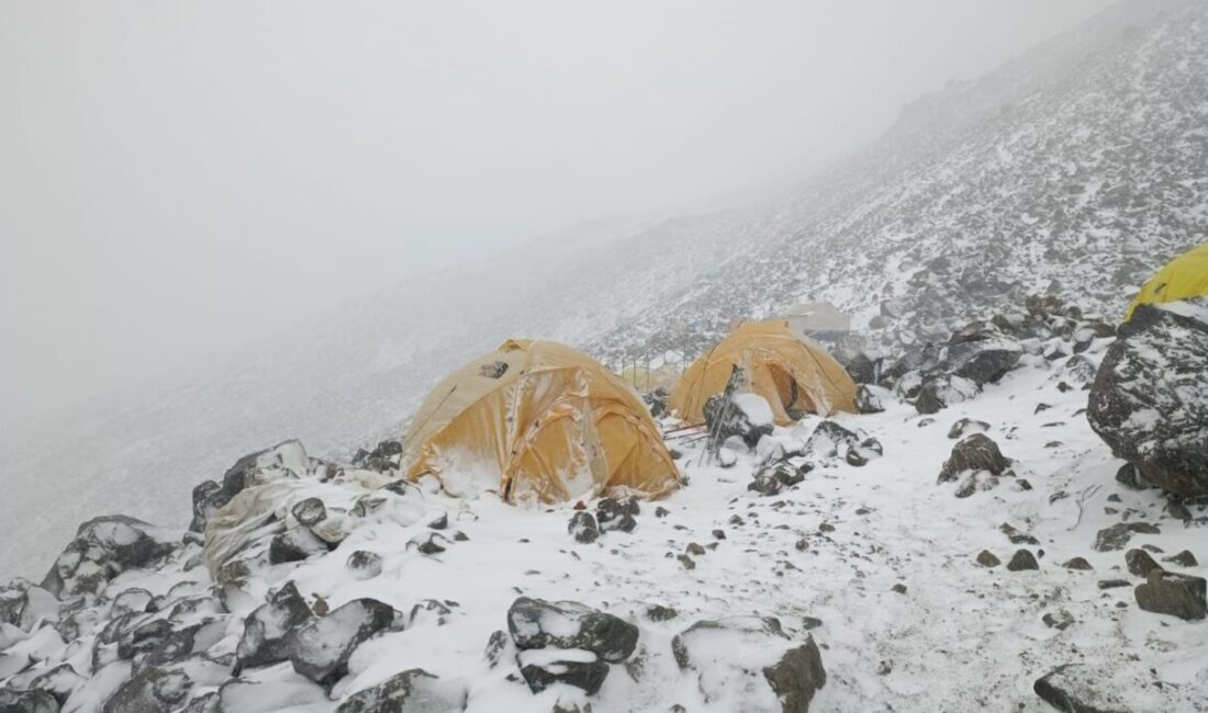 Ağrı Dağı’na zirve tırmanışı için harekete geçen dağcılar, 4 bin