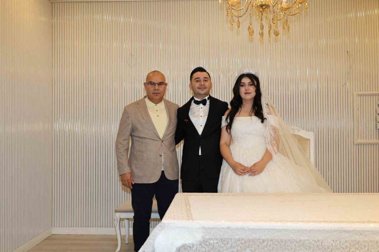 Ağrı Valisi Mustafa Koç, kentte düzenlenen iki düğün merasimine katılarak