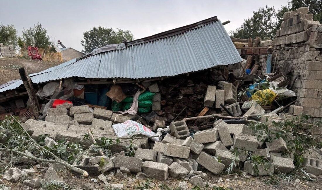 Ağrı’nın Tezeren Köyü’nde çıkan şiddetli fırtına, köyün büyük bölümünde çatıları