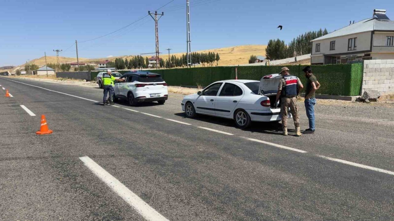Ağrı İl Jandarma Komutanlığı ekiplerince düzenlenen huzur ve güven uygulamasında,