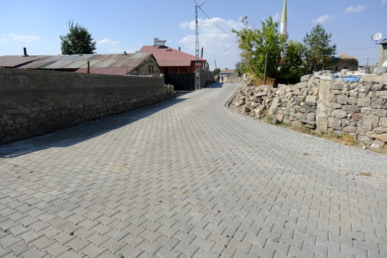 Ağrı Valiliği, kırsal bölgelerde yol yapım ve yenileme çalışmalarının aralıksız