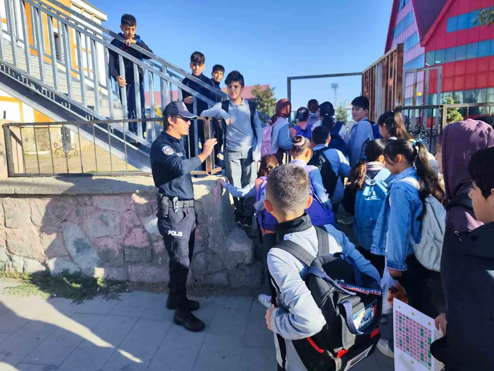 Ağrı’da polis ekipleri, öğrencilerin güvenli ve huzurlu bir ortamda eğitim