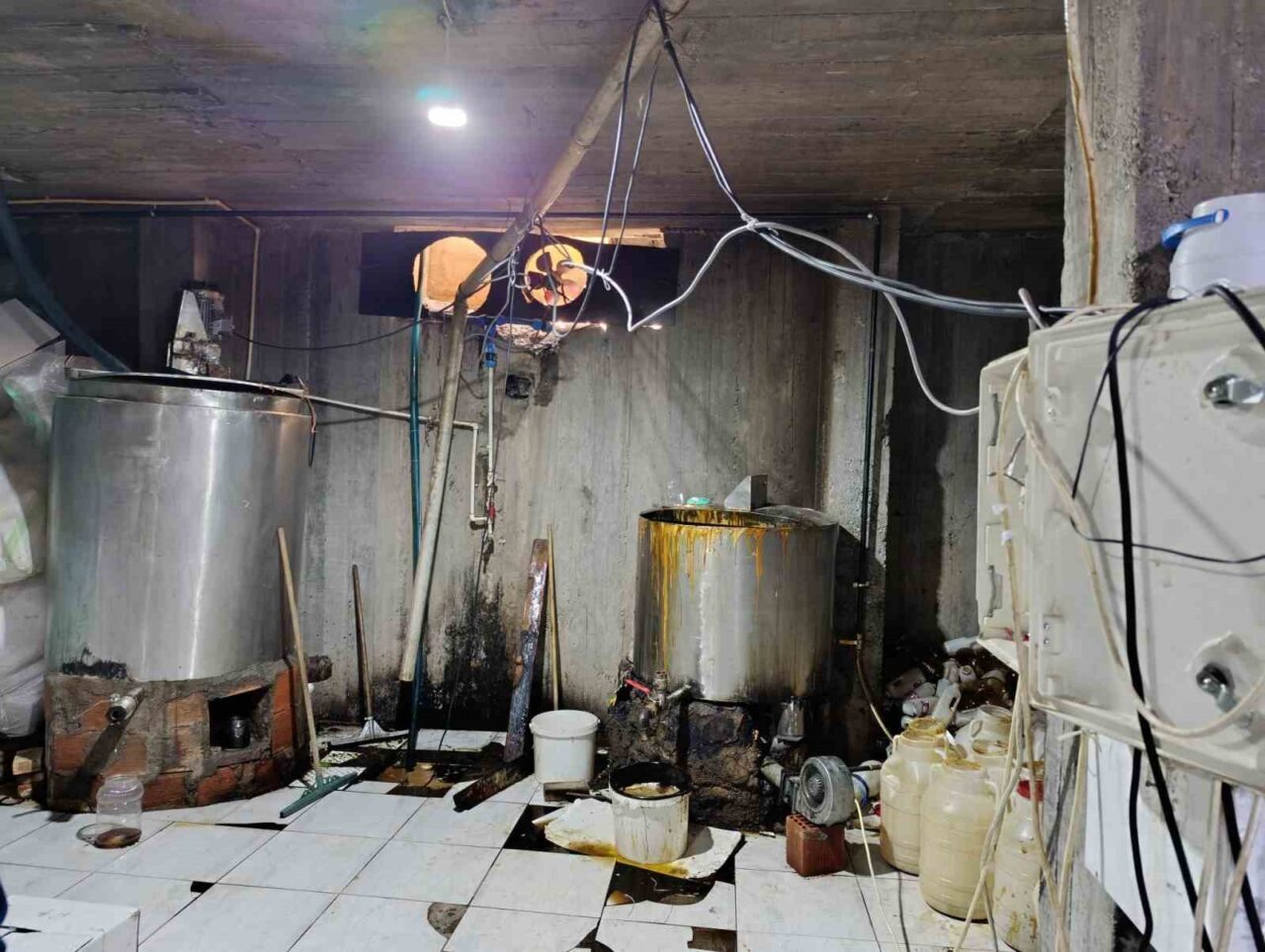 Ağrı’nın Doğubayazıt ilçesinde ruhsatsız olarak üretim yapan bir işletmede etiketsiz