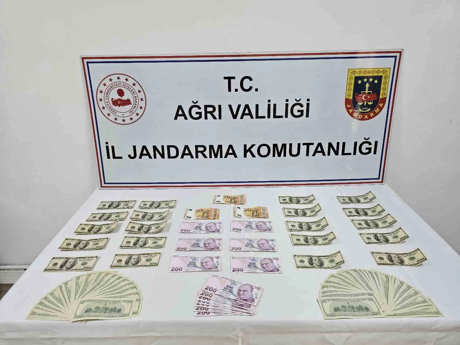 Ağrı’da jandarma ekiplerince yapılan operasyonda sahte para ele geçirildi, 1