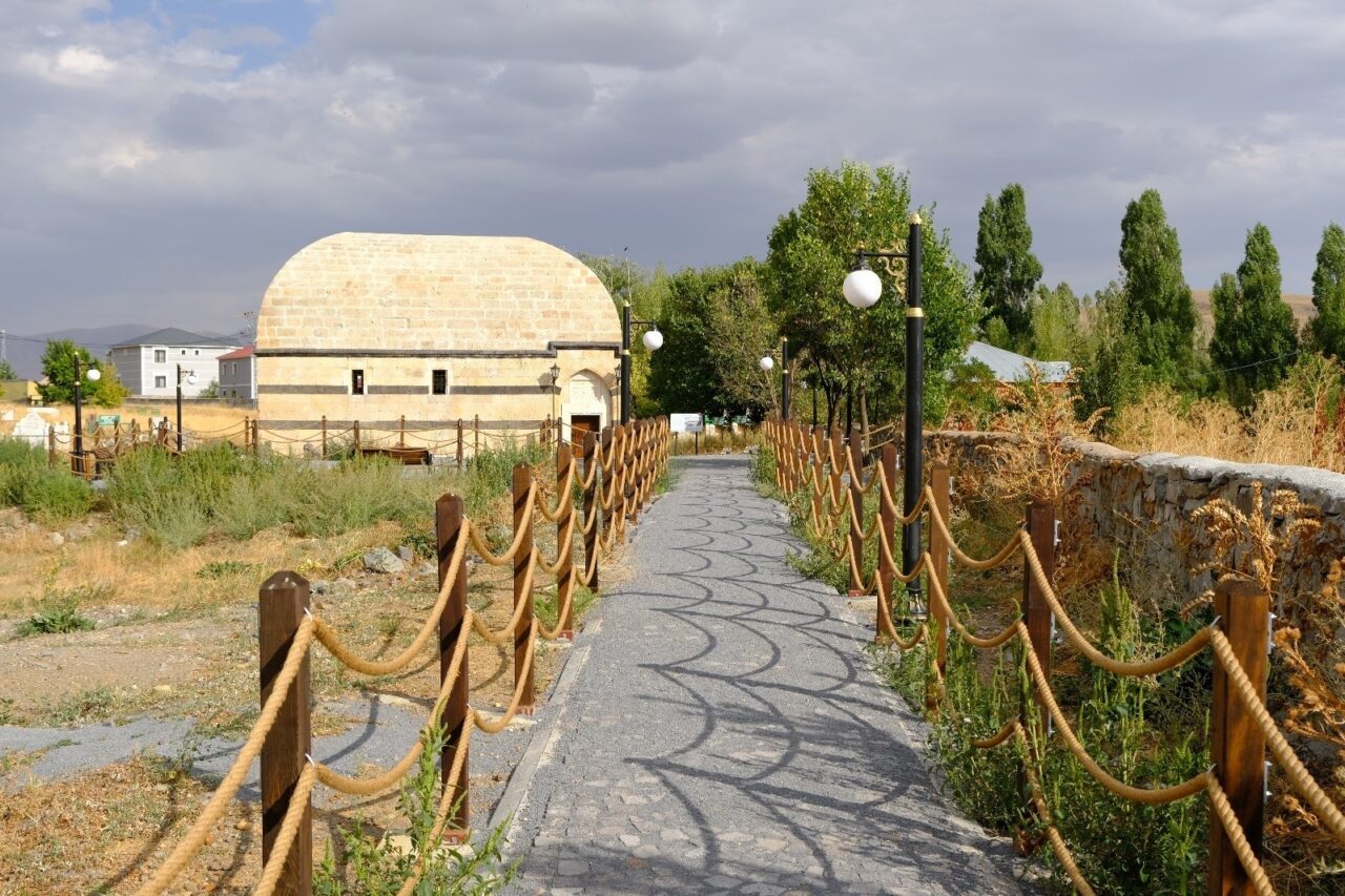 Ağrı İl Özel İdaresi tarafından yürütülen çalışmalarla, kentin önemli tarihi