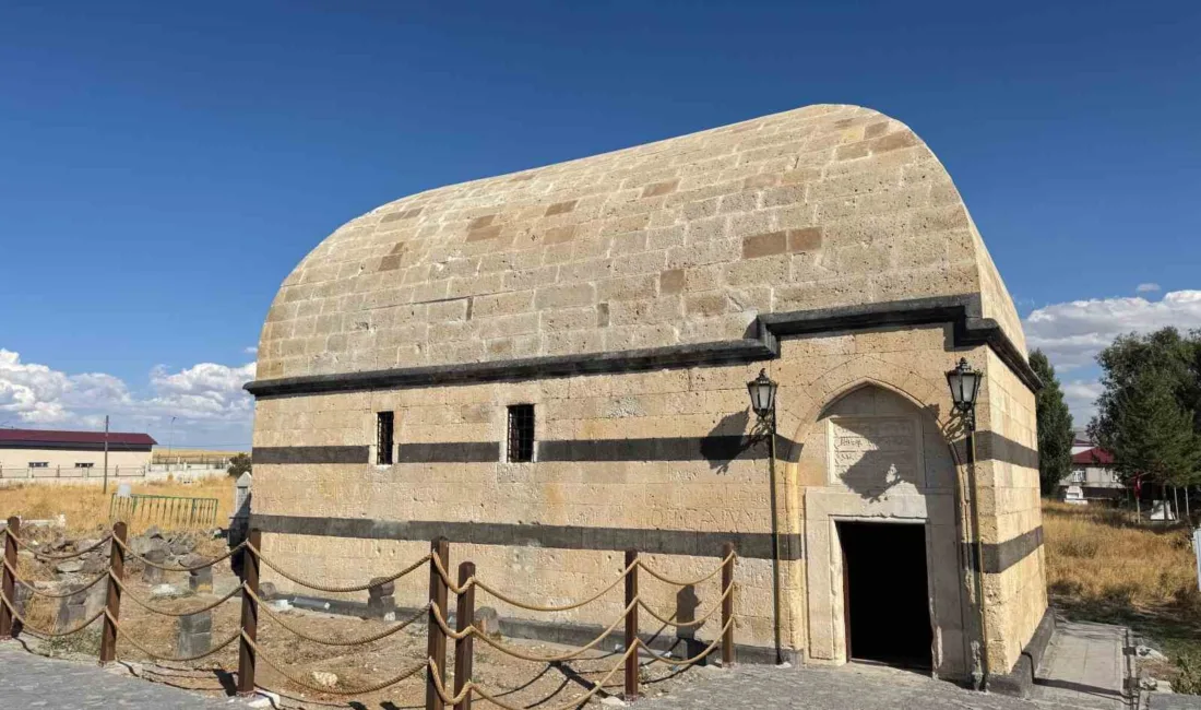 Ağrı’nın Hamur ilçesinde Osmanlı döneminden günümüze ulaşan Hamur Kümbeti, tamamlanan