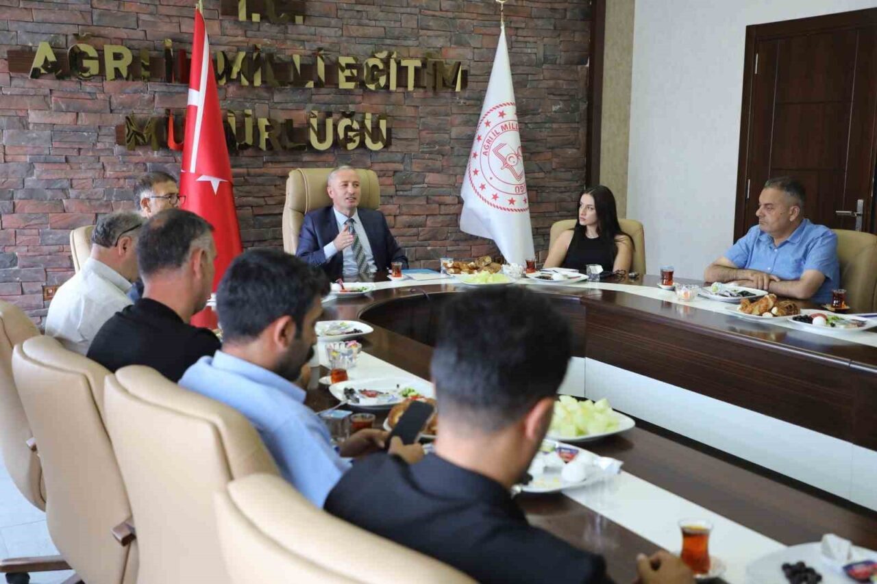 Ağrı İl Milli Eğitim Müdürü Hasan Kökrek, kentte görev yapan