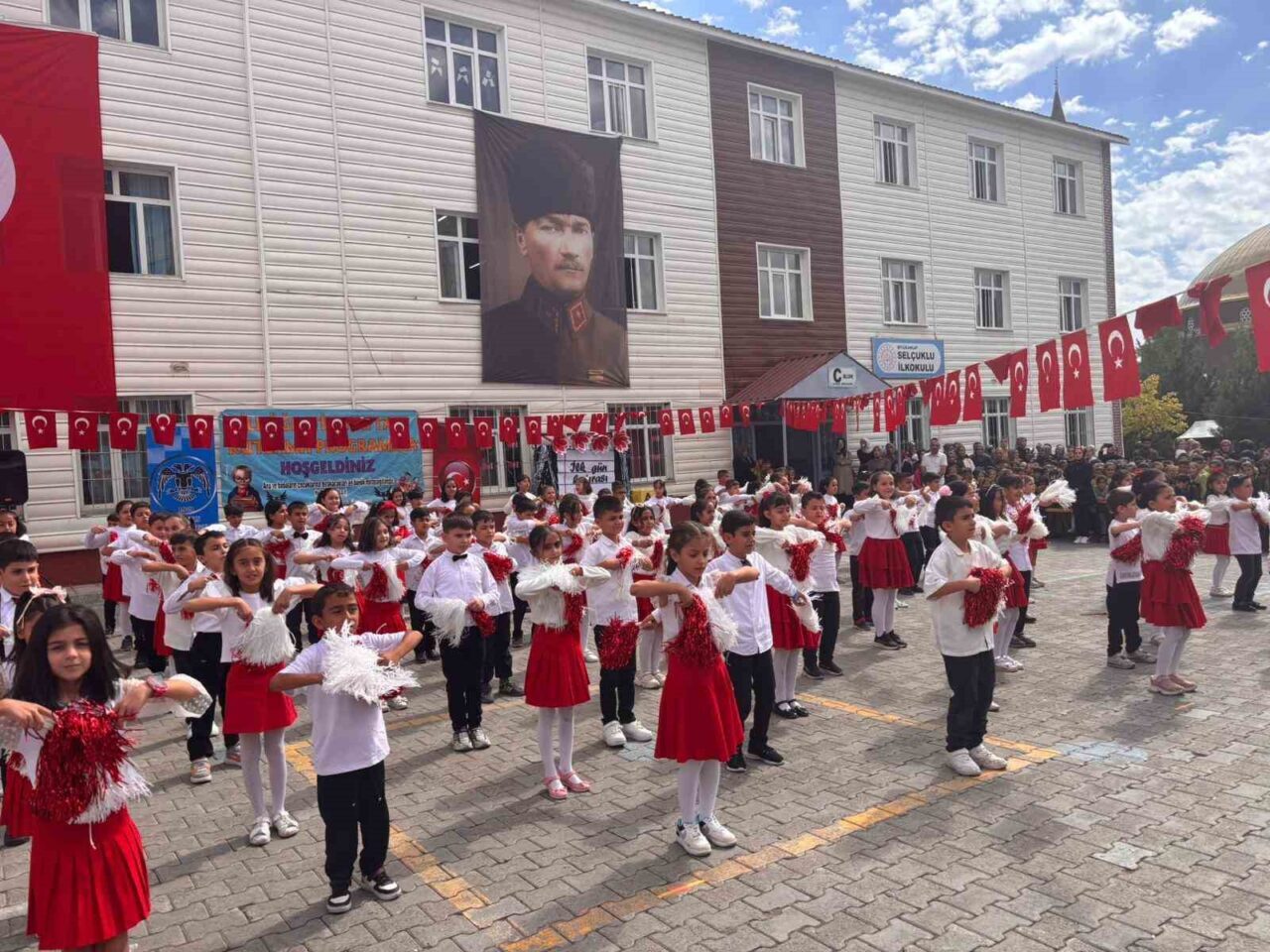 Bitlis’in Ahlat ilçesinde İlköğretim Haftası coşkuyla kutlandı. Ahlat’ta İlköğretim Haftası