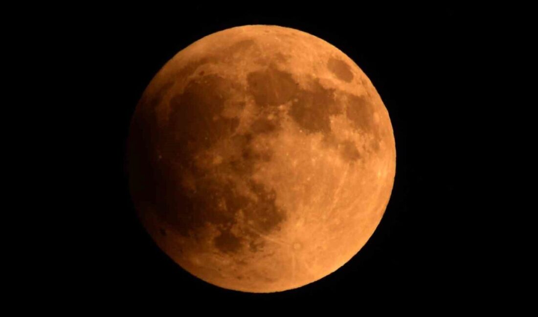 Türkiye ve dünyanın birçok noktasından gözlemlenen ’Kanlı Ay’ tutulması, Bitlis’in