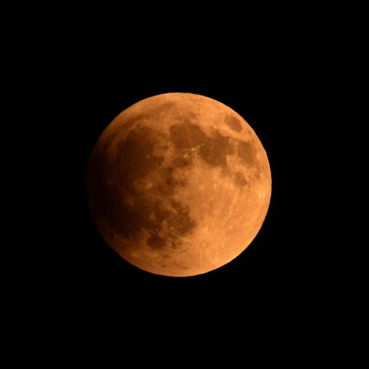 Türkiye ve dünyanın birçok noktasından gözlemlenen ’Kanlı Ay’ tutulması, Bitlis’in