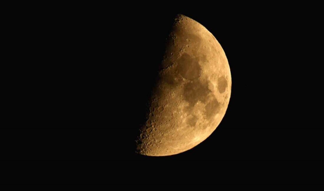 Bitlis’in Ahlat ilçesinde ’yarım ay’ kartpostallık görüntüsüyle hayran bıraktı. Gün