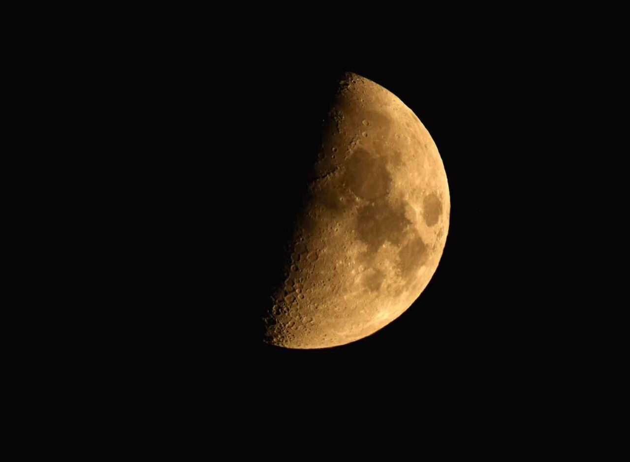 Bitlis’in Ahlat ilçesinde ’yarım ay’ kartpostallık görüntüsüyle hayran bıraktı. Gün