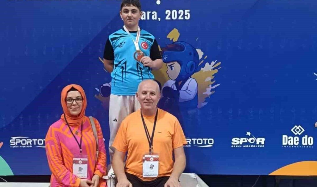 Ankara’da düzenlenen Minikler Türkiye Taekwondo Şampiyonası’nda Düzce’yi temsil eden Ahmet