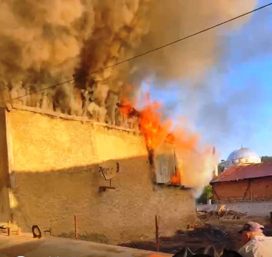 Kütahya’da ahşap evde çıkan yangın itfaiye ekiplerinin müdahalesiyle söndürüldü. Olay,