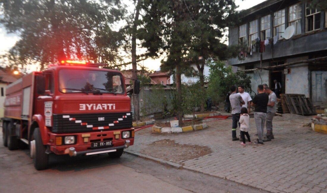 Isparta’nın Yalvaç ilçesinde iki katlı ahşap evde çıkan yangında alevlere