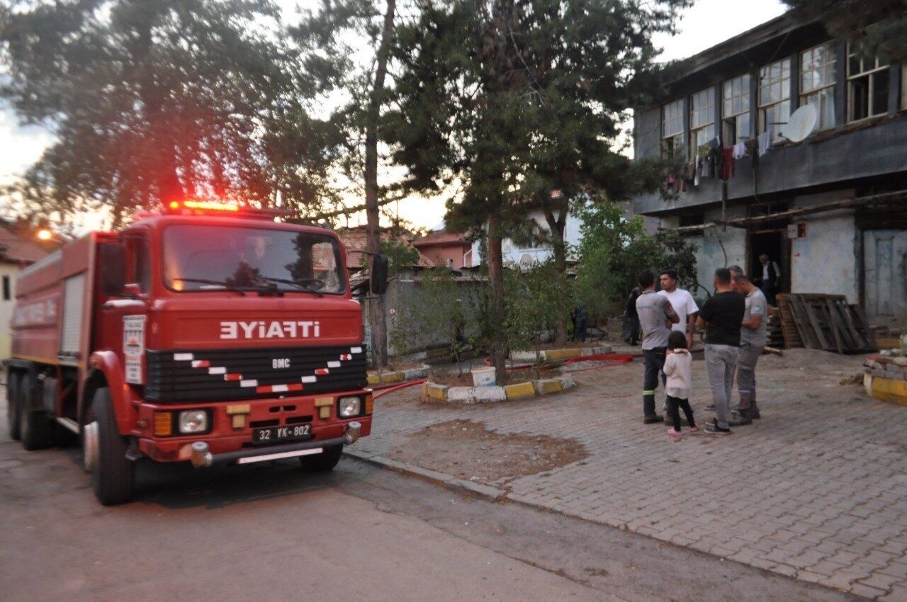 Isparta’nın Yalvaç ilçesinde iki katlı ahşap evde çıkan yangında alevlere