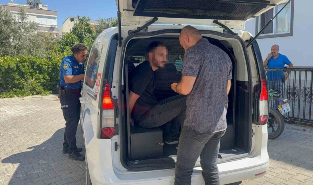 Antalya’nın Gazipaşa ilçesinde kaldırımda yürüyen kişiyi eşi ve çocuklarının gözleri