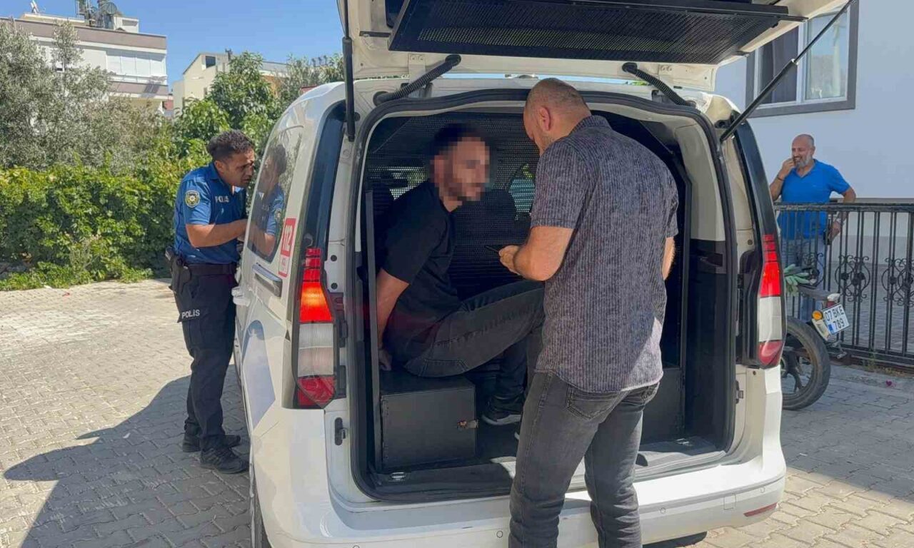 Antalya’nın Gazipaşa ilçesinde kaldırımda yürüyen kişiyi eşi ve çocuklarının gözleri