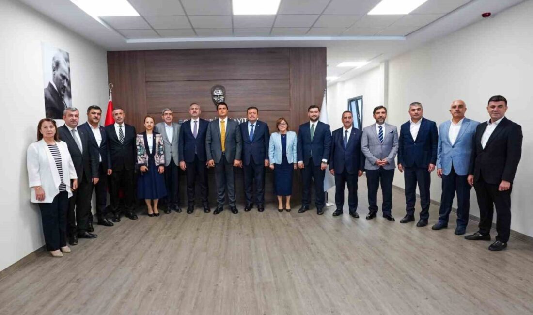 AK Parti Grup Başkanvekili ve Gaziantep Milletvekili Abdulhamit Gül, beraberinde