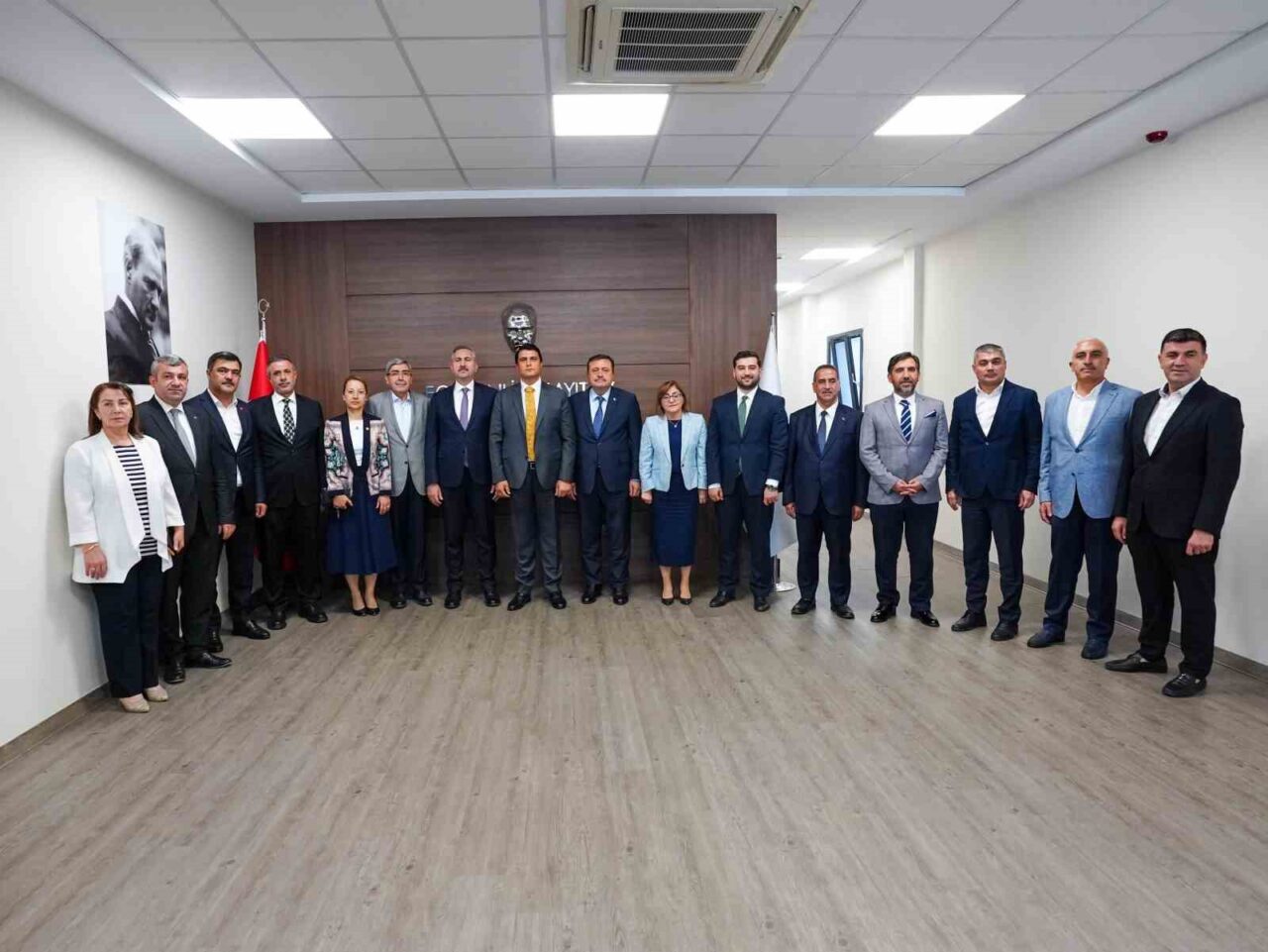 AK Parti Grup Başkanvekili ve Gaziantep Milletvekili Abdulhamit Gül, beraberinde