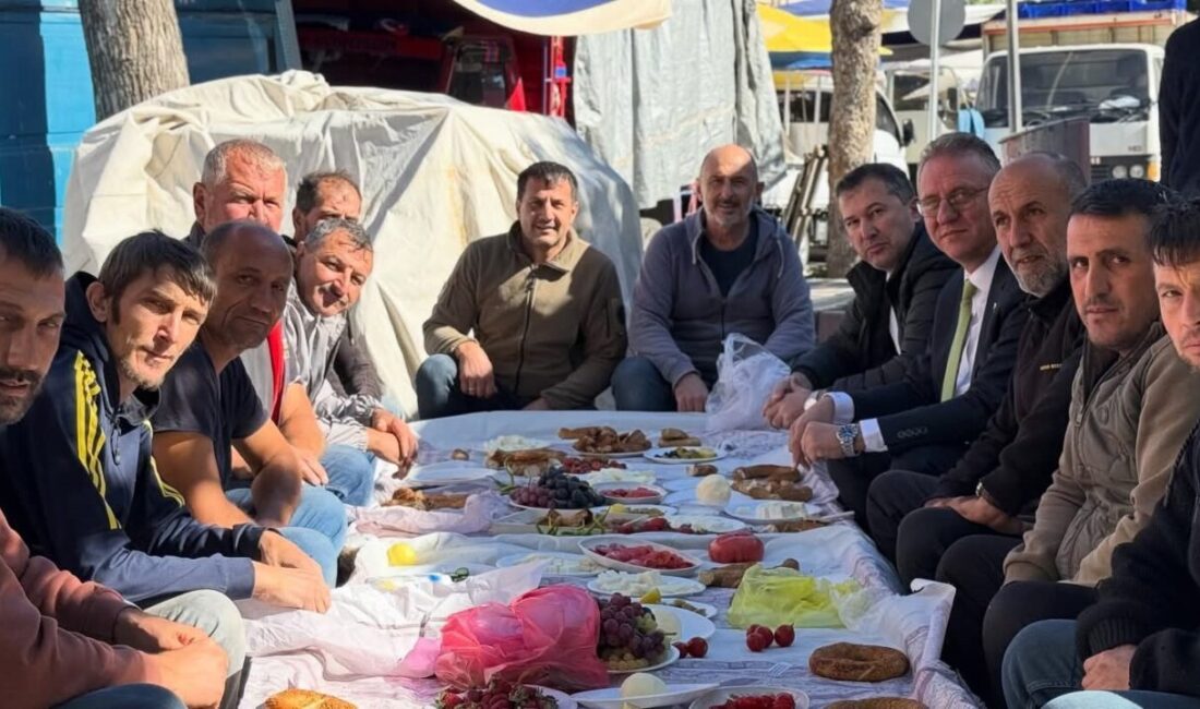 AK Parti Kütahya Milletvekili Mehmet Demir, Tavşanlı’da semt pazarını ziyaret