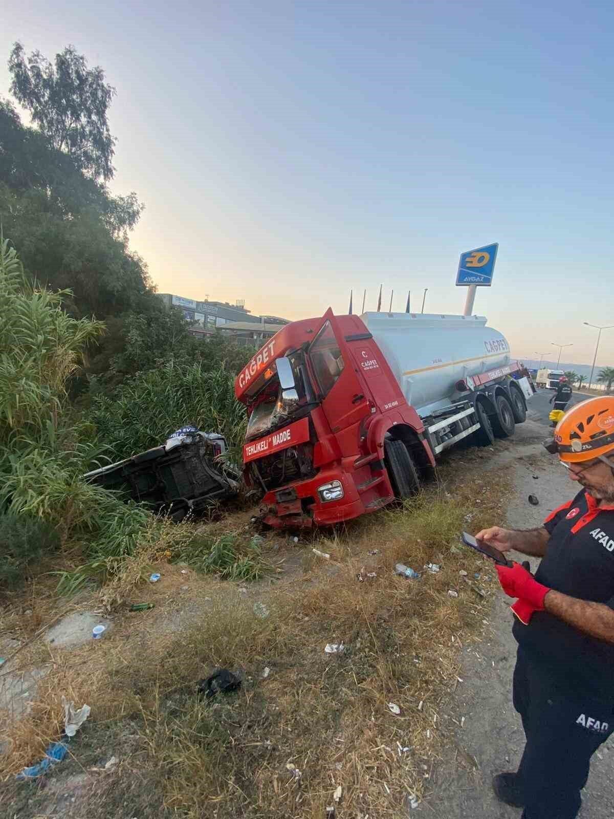 Aydın’ın Efeler ilçesinde akaryakıt tankeri ile minibüsün çarpışması sonucu meydana